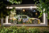 Pomalowane farbami BMW zamknięte w gablotach w Warszawie. O co chodzi?