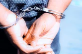 Niespodziewany finał interwencji Rozmawiał z policjantami, gdy nagle wypadło mu coś z kieszeni. 28-latek skończył w celi