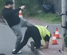 Ochroniarz pobity na Ochocie. Agresywny dostawca zaatakował. Poszło o parkowanie!