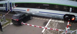 to cud, że żyją! Wjechała na przejazd kolejowy, gdy zamykały się rogatki! Nagranie mrozi krew w żyłach