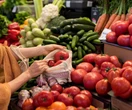 Sezonowe kontrole u hurtowników Początek sezonu na owoce i warzywa. Uwaga na produkty udające polskie. Truskawki z G…