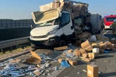 Zaskakujący finał! Wypadek ciężarówki z bydłem ujawnił przemyt papierosów. Niecodzienny widok na podlaskiej ekspresówce!