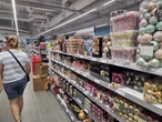 Lato się kończy, a w sklepach już święta Bożego Narodzenia. Klienci w szoku. "To przesada!"