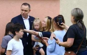 Wizyta w gdańskim mieszkaniu rodziców Prezydent Nawrocki zajrzał na stare śmieci. Sąsiedzi zgotowali mu serdeczne powitanie [ZDJĘCIA]
