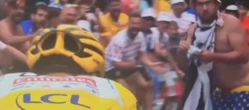 Skandal! Kibic prawie doprowadził do wypadku na Tour de France. Kuriozalne zachowanie fana! S…