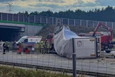 Wypadek na autostradzie PILNE. Ciężarówka zmiażdżyła auto na A1! W środku rodzina z dzieckiem