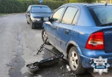 Szok! Pijani wjechali hulajnogą w auto! Na jezdni zostały potłuczone butelki