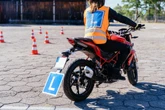 O krok od tragedii! 31-latka motocyklem wjechała w ogrodzenie WORD-u! Wypadek na egzaminie w Lesznie