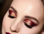Strefa beauty Jesienne trendy w makijażu: powrót do krycia, burgundu i wyrazistego oka