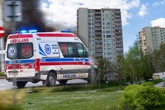 Na miejscu służby 42-latek wypadł z 10. piętra i przeżył! Szokujące zdarzenie w wieżowcu