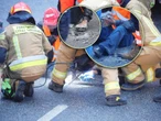 PILNE Warszawa: Ostatnie Pokolenie przykleiło się do jezdni na S8. Strażacy musieli skuć a…