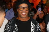 Zobacz Ronaldinho już w Polsce! Na lotnisku miał mocną obstawę, wszystko się nagrało