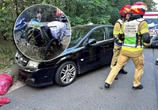 Tragedia w Grobli Nietrzeźwy kierowca wjechał w pielgrzymów. Straszny widok! Tak wyglądał dziecięcy wózek po uderzeniu opla
