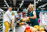 Rynek pracy Brakuje chętnych do pracy na kasie! Rekrutacja dla sklepów coraz trudniejsza