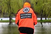 Zabrała go karetka Świadkowie i służby medyczne uratowali życie 49-latkowi! Reanimacja w Dolinie Trzech…
