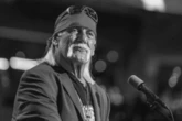 Poruszające sceny Hulk Hogan nie żyje. Nagrali, jak wyprowadzają go na noszach. Policja i karetki kłęb…