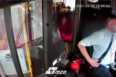 "To był odruch"... kierowca miejskiego autobusu zrobił TO podczas pracy. Pasażerka...