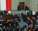 O kogo chodzi? Ten polityk wyszedł z zaprzysiężenia karola Nawrockiego tuż po hymnie! Nie chciał słuchać orędzia