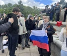 DZIEJE SIĘ Krew, transparenty i prześmiewcza rzeźba Putina. Protest na cmentarzu w Warszawie