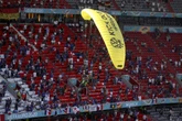 Włos od tragedii na Euro. Spadochroniarz wleciał na stadion i runął na ziemię! Szp...