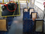Niebywałe! "Oskalpowali" siedzenia w tramwaju. Zajęło im to niespełna minutę!