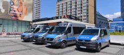 Parada Równości 2021 w Warszawie: ogromne siły policji w centrum miasta. Przyjecha...