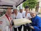 Absolutny rekord! To najdłuższa kremówka w Polsce. 14 tysięcy porcji zniknęło w mig!