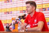 niezręczna sytuacja Robert Lewandowski nie wytrzymał podczas rozdawania autografów. Zobaczył jednego z k…