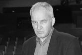 "Był barwnym ptakiem" Nie żyje Janusz Wiśniewski. Świat sztuki pogrążył się w żałobie