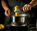strefa gastro Sezon na złote kolby w pełni. Dodaj pół szklanki tego płynu do gotowania kukurydzy, a będzie rozpływać się w ustach