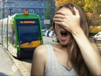 Skandal! W pojazdach komunikacji miejskiej informowali o... łapaniu za pupę! Przewoźnik się t…