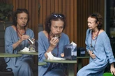 Zdjęcia paparazzi tylko u nas! Naturalna Joanna Szczepkowska zajada się modnym sushi na ulicy. Fryzura bez zmian!