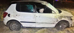 Wypadek śmiertelny Kierowca skody wypadł z jezdni i uderzył w drzewo. 18-latek nie żyje