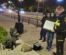 KOSZMAR! Ciężarna kobieta z trójką małych dzieci wylądowała na bruku. Dramat w centrum Warsza…