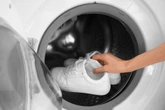 Bezpieczne pranie obuwia Najpierw weź z sypialni i potem nastaw pranie butów w pralce. Będą jak nowe i się nie zniszczą podczas obrotów bębna. Pranie butów w pralce 