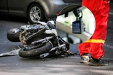 Fatalny wypadek! Motocyklista wyleciał w powietrze i spadł na samochód. Szokujące nagranie