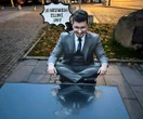 Beczka śmiechu! Radny PiS w środku miasta jako "kielecki narcyz"! Skrytykował lustro, sam został pokazany w krzywym zwierciadle