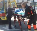 Wzorowa postawa Starsza pani nagle osunęła się na ziemię. Natychmiast ruszyli na pomoc
