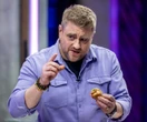 Padły ostre słowa Zmarły Tomasz Jakubiak "wraca" na antenę. Eksperci oburzeni