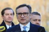 ucieczka do usa Zbigniew Ziobrą gwiazdą światowych mediów. Wskazują na rolę Donalda Trumpa