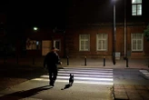Duża inwestycja Jaśniej i bezpieczniej na warszawskich zebrach. Miasto doświetla setki przejść dla pieszych