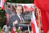 SZALEJĄ Z RADOŚCI Przyjechali z Niemiec dla Karola Nawrockiego. Ogromne emocje w tłumie. "Serce wierne, dłoń otwarta"