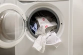 Pranie ubrań Mieszam z proszkiem i piorę koszule w pralce, a są jak nowe. Po wyjęciu z bębna są ś…