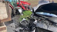 Wypadek! Drogowa demolka pod Rawiczem. Osobówka huknęła ciągnik, aż urwały się koła