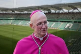 Niecodzienne wydarzenie Nowy metropolita warszawski wejdzie na stadion! Abp. Galbas odprawi mszę na stadioni…