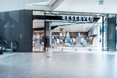 Promocje na koniec lata Tylko 70 zł zamiast 200 zł. Reserved wyprzedaje przepiękną sukienkę dla eleganckich kobiet. Idealna na pierwsze dni jesieni jeżeli nie boisz się kolorów