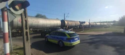 CHWILE GROZY Utknęła autem na przejeździe kolejowym. Rozpędzony pociąg towarowy hamował awaryjnie