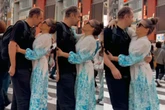 Romantycznie? Anna Mucha w obłędnej kiecce migdali się z ukochanym na środku zatłoczonej ulicy! Co…