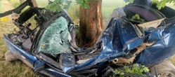 Wypadek śmiertelny Bmw wbiło się w drzewo. Nie żyje młody kierowca! Potworna kraksa podczas wyprzedzania