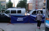 CO SIĘ STAŁO?! Tragedia w Ząbkach. Ciało kobiety leżało na chodniku. Na miejscu policja